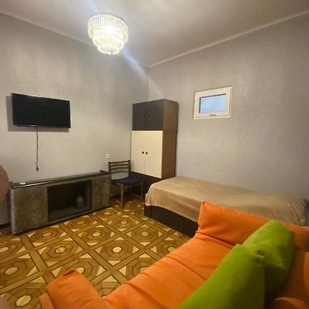 Дом 8 Appartement Tbilisi Buitenkant foto