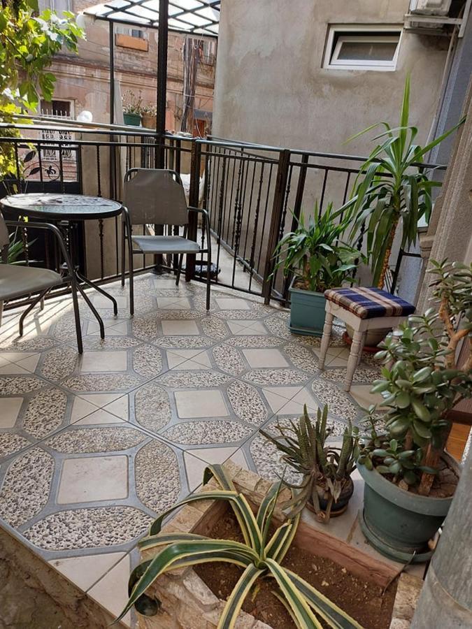 Дом 8 Appartement Tbilisi Buitenkant foto