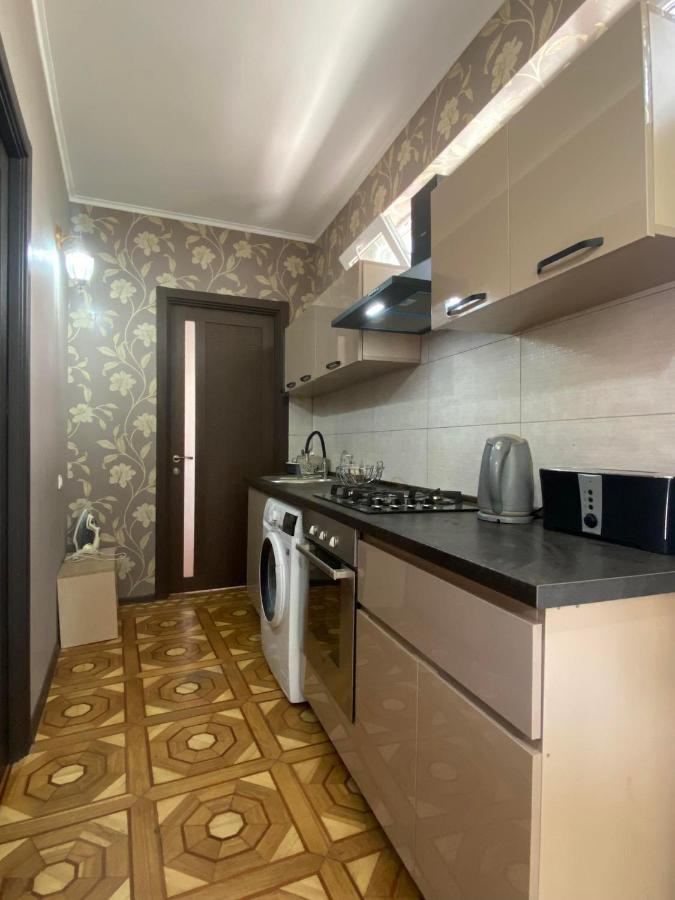 Дом 8 Appartement Tbilisi Buitenkant foto