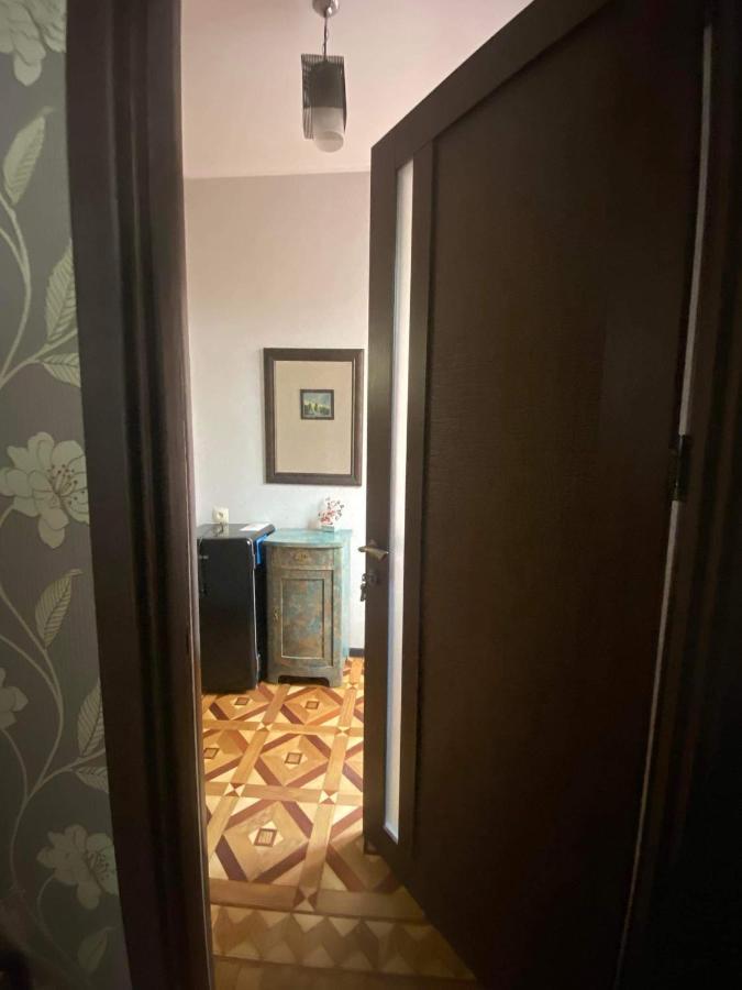 Дом 8 Appartement Tbilisi Buitenkant foto