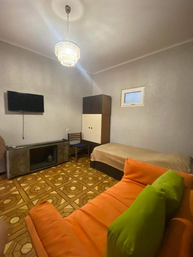 Дом 8 Appartement Tbilisi Buitenkant foto