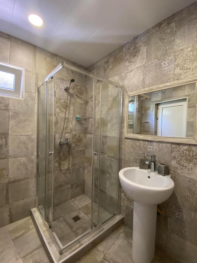 Дом 8 Appartement Tbilisi Buitenkant foto